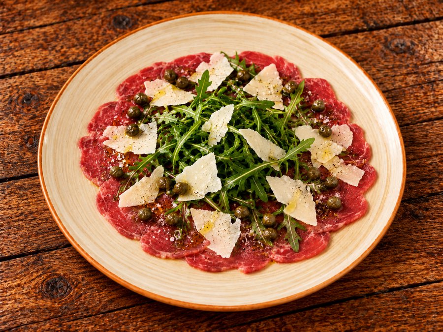 Carpaccio de bœuf, roquette et parmesan