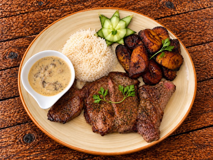 Grillade de bœuf, riz et légumes